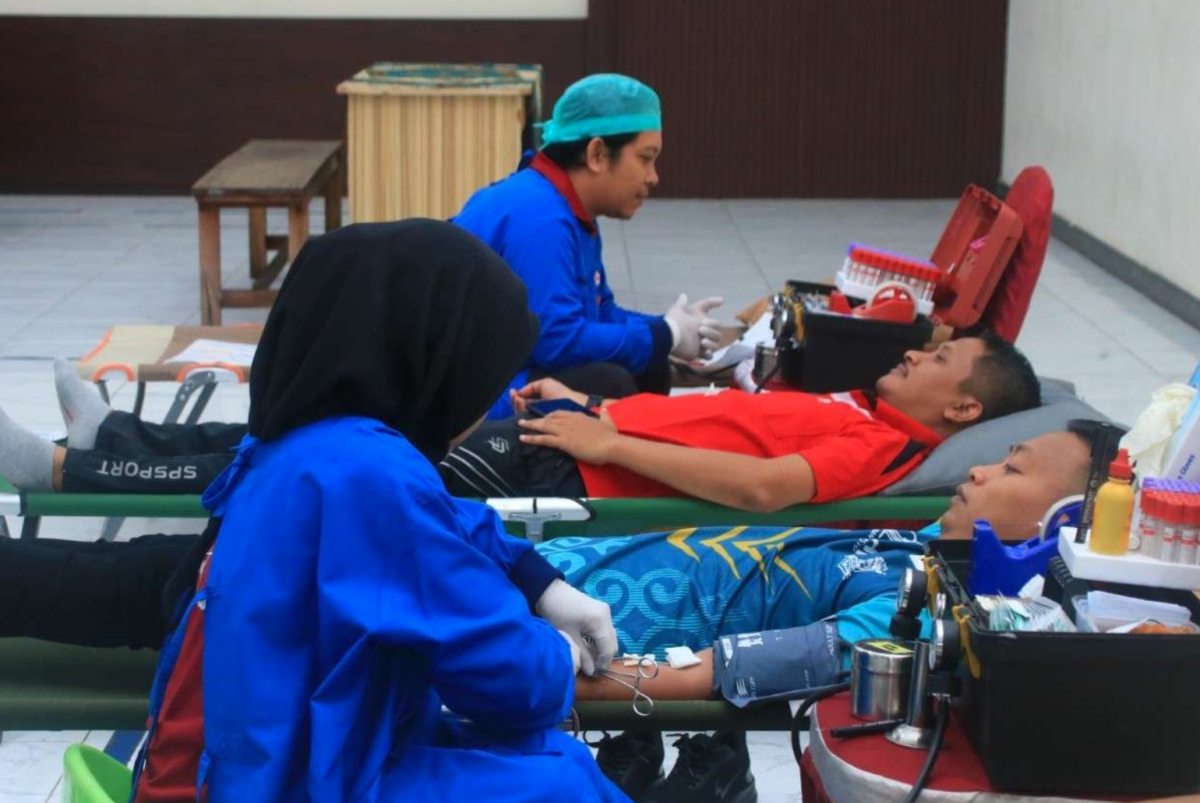Pegawai Lapas Banyuwangi Donor Darah, 26 Kantong Terkumpul sebagai Bukti Kepedulian Sosial Pegawai Lapas Banyuwangi mengikuti kegiatan donor darah di Aula Sahardjo.