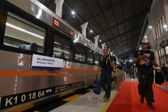 Kereta Api Ijen Ekspres di Stasiun Ketapang Banyuwangi