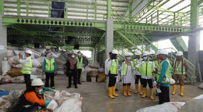 Menteri Koordinator Bidang Pangan, Zulkifli Hasan, didampingi Bupati Banyuwangi dan sejumlah pejabat lainnya mengunjungi TPS3R.