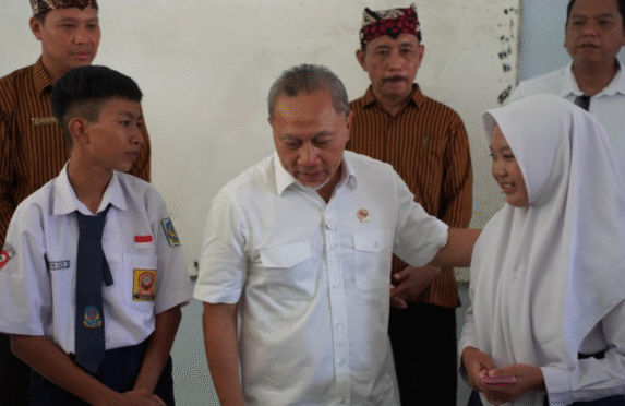 Menteri Zulkifli Hasan memberikan bantuan kepada siswa tidak mampu di Banyuwangi.