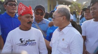Menteri Zulkifli Hasan berdialog dengan nelayan di Banyuwangi.