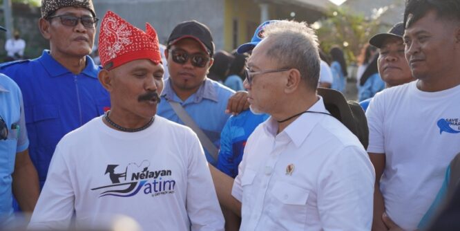 Menteri Zulkifli Hasan berdialog dengan nelayan di Banyuwangi.