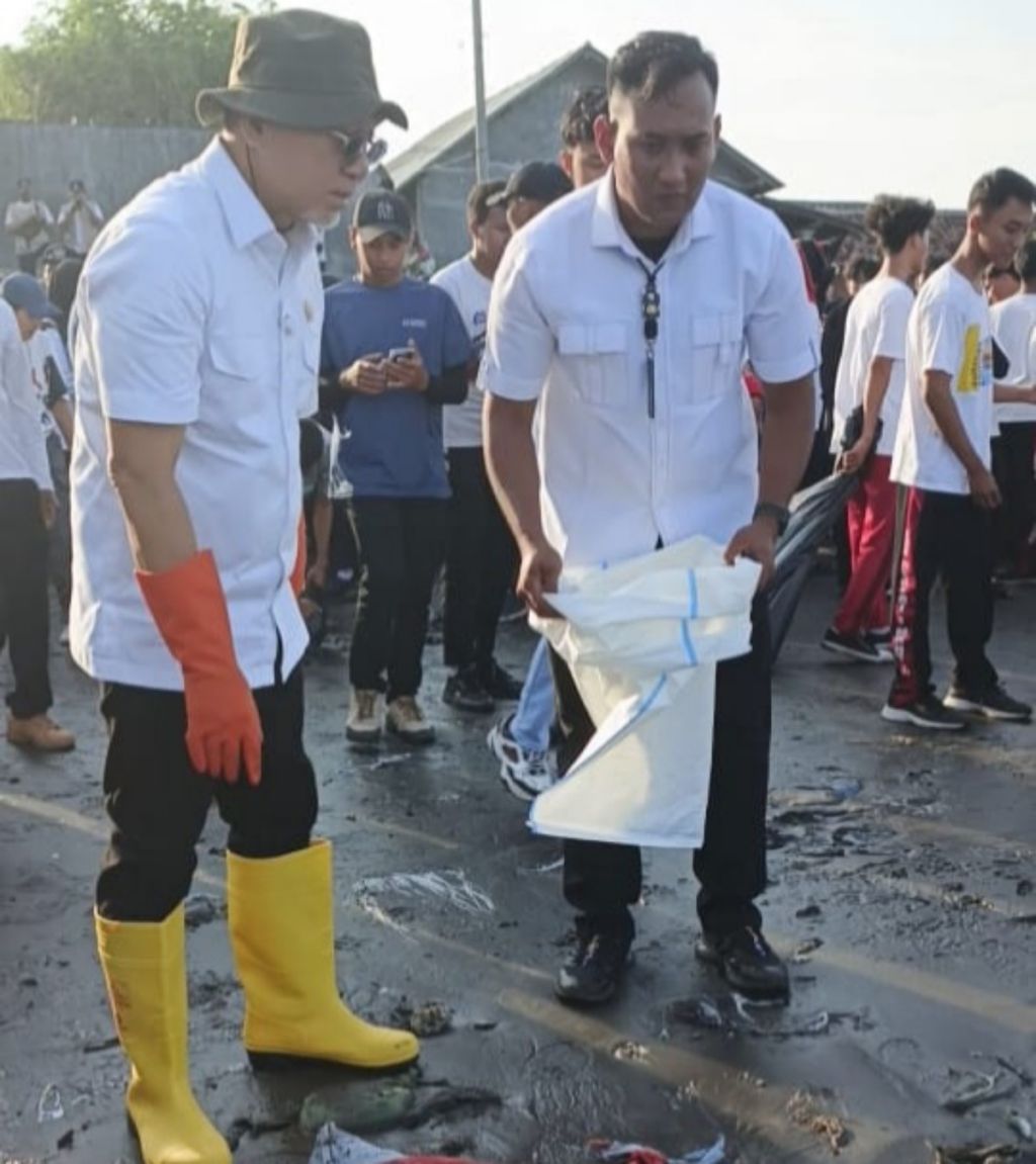 Menteri Zulkifli Hasan Bantu Selesaikan Masalah Sampah di Pantai Muncar, Banyuwangi Menteri Zulkifli Hasan ikut membersihkan sampah di Pantai Muncar, Banyuwangi.