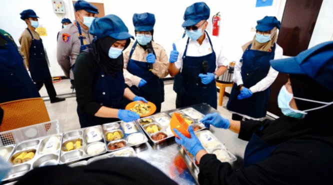 Menteri Zulkifli Hasan meninjau proses penyiapan dan distribusi makanan program Makan Bergizi Gratis di Banyuwangi.