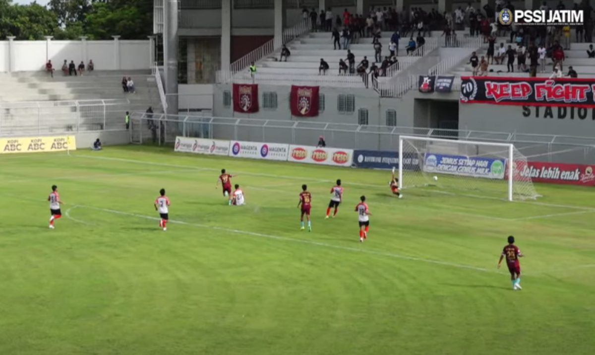 Pemain Persewangi merayakan gol pada menit ke-19