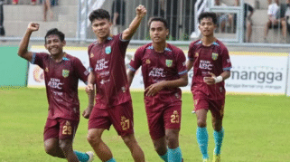 Pemain Persewangi merayakan gol kemenangan dalam pertandingan Liga 4 Jatim.