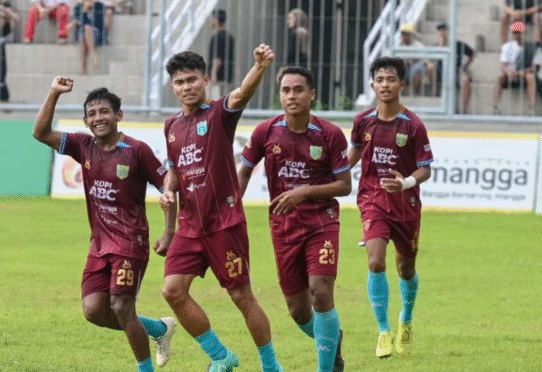Pemain Persewangi merayakan gol kemenangan dalam pertandingan Liga 4 Jatim.