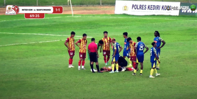 Seorang pemain Inter Kediri terjatuh di lapangan.