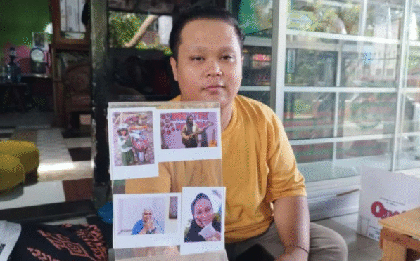 Nur Laili Eka Febrianti menunjukkan fotonya semasa mengenakan hijab.