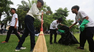 Masyarakat Banyuwangi memilah sampah organik dan anorganik di Taman Blambangan