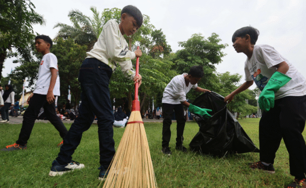 Masyarakat Banyuwangi memilah sampah organik dan anorganik di Taman Blambangan