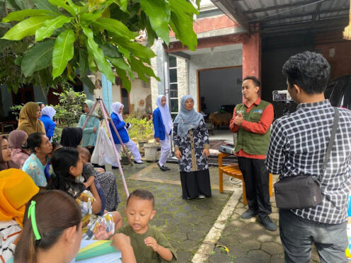 Kader posyandu dan ibu hamil mengolah edamame menjadi bubuk di Desa Glagahwero