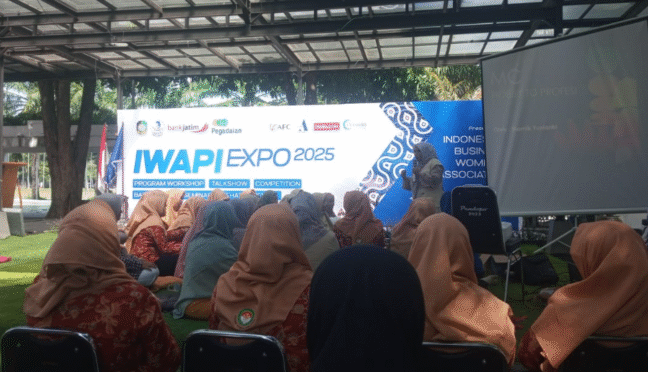 Peserta pelatihan public speaking IWAPI Banyuwangi di Taman Blambangan