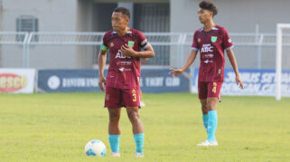 Dua pemain Persewangi Banyuwangi sedang di lapangan sepak bola.