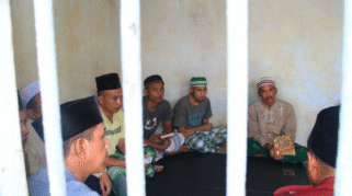 Warga binaan di Lapas Banyuwangi mengikuti pembinaan berbasis pesantren.