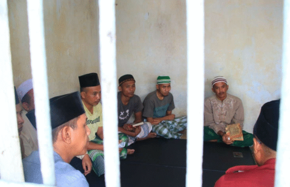 Warga binaan di Lapas Banyuwangi mengikuti pembinaan berbasis pesantren.