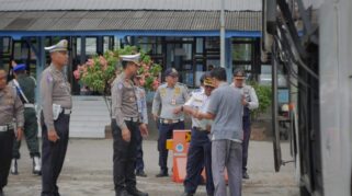 Petugas ramp check memeriksa kendaraan di Terminal Brawijaya