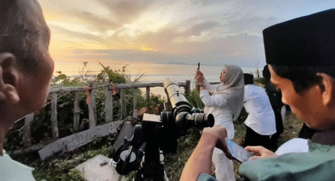 Tim Hilal Banyuwangi melakukan pengamatan hilal di Pantai Pancur