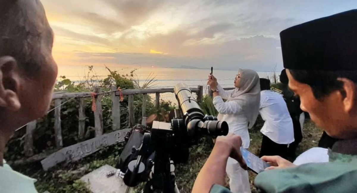 Tim Hilal Banyuwangi Gelar Pengamatan Hilal di Pantai Pancur Tentukan Awal Ramadhan Tim Hilal Banyuwangi melakukan pengamatan hilal di Pantai Pancur