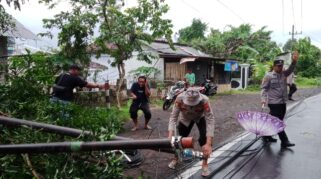 BMKG menjelaskan penyebab badai angin di Banyuwangi