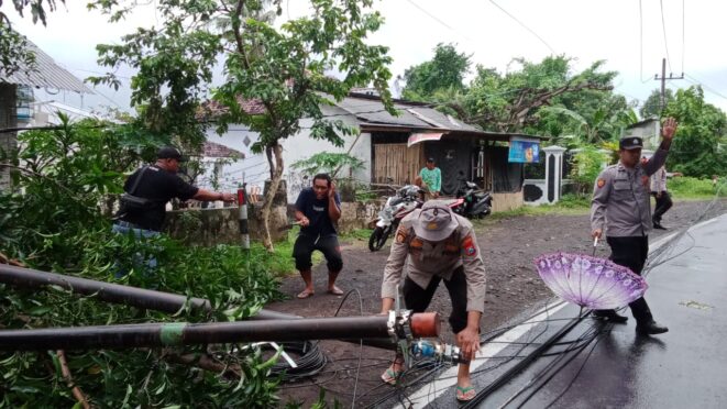 BMKG menjelaskan penyebab badai angin di Banyuwangi