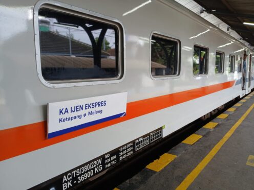 Kereta Ijen Ekspres melaju di jalur Banyuwangi-Malang