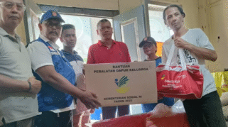 Petugas Pemkab Banyuwangi menyalurkan bantuan kepada warga terdampak bencana angin kencang.