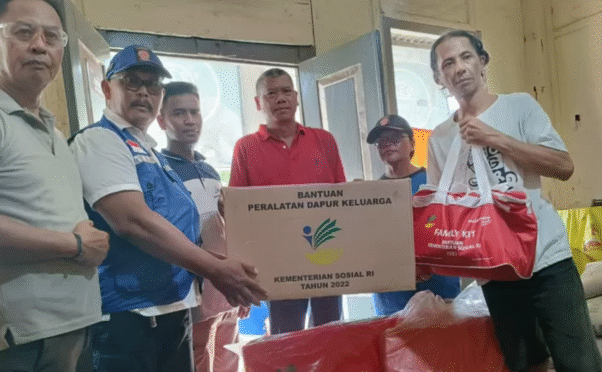 Petugas Pemkab Banyuwangi menyalurkan bantuan kepada warga terdampak bencana angin kencang.