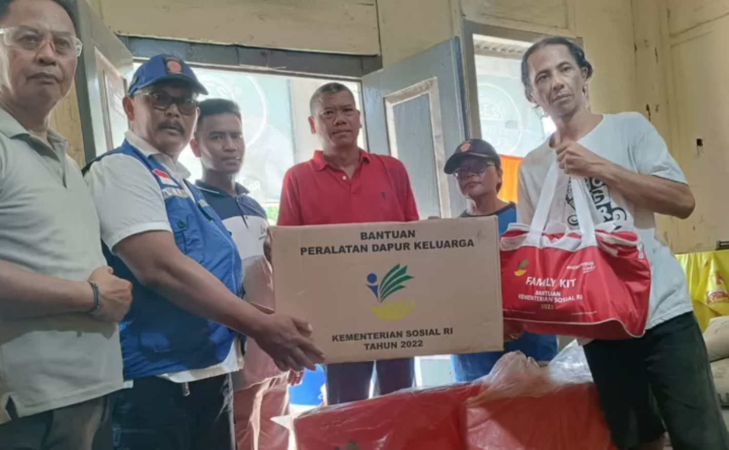 Petugas Pemkab Banyuwangi menyalurkan bantuan kepada warga terdampak bencana angin kencang.