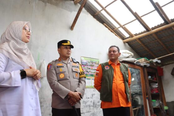 Bupati Ipuk Festiandani dan Kapolresta Banyuwangi salurkan bantuan