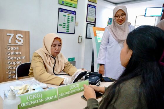 Petugas administrasi memantau penyesuaian jam kerja di Pemkab Banyuwangi