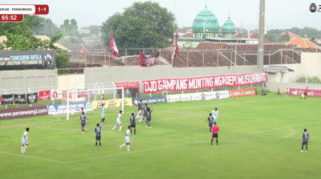 Pertandingan Persewangi Banyuwangi vs Persedikab Kediri di Stadion Diponegoro.