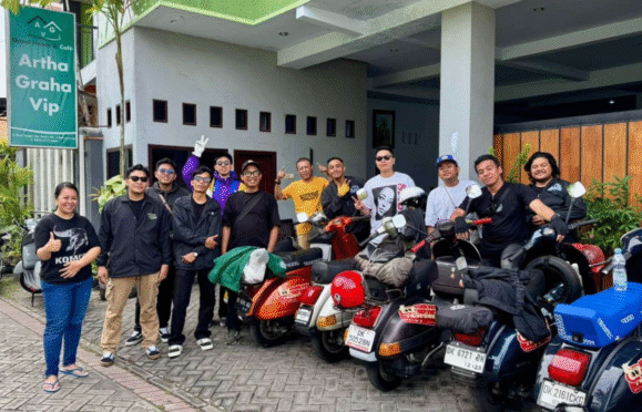Peserta Banyuwangi Scooter Festival 2025 berpose di depan homestay.