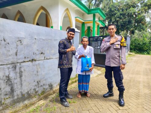 Pembagian paket sembako oleh Polresta Banyuwangi