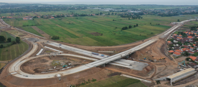 Pekerja konstruksi di lokasi pembangunan Tol Probolinggo-Banyuwangi Paket II