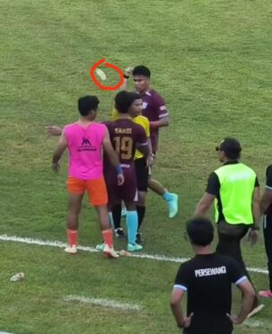 Suporter Persewangi reaksi keras lempar botol ke lapangan