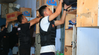 Penggeledahan kamar hunian di Lapas Banyuwangi