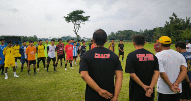Calon pemain muda menampilkan keterampilan sepak bola di Lapangan Johar, Banyuwangi.