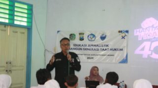 Siswa SMPN 2 Kalipuro mengikuti sosialisasi keamanan siber