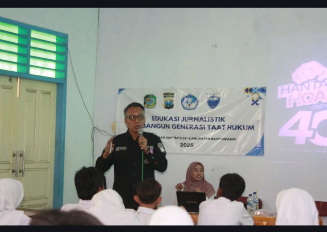 Polresta Banyuwangi dan KJJT Dorong Waspada Kejahatan Siber di Kalangan Pelajar Siswa SMPN 2 Kalipuro mengikuti sosialisasi keamanan siber