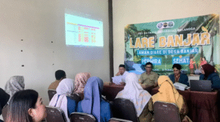 Mahasiswa UNAIR sosialisasikan sanitasi bersih di Desa Banjar.