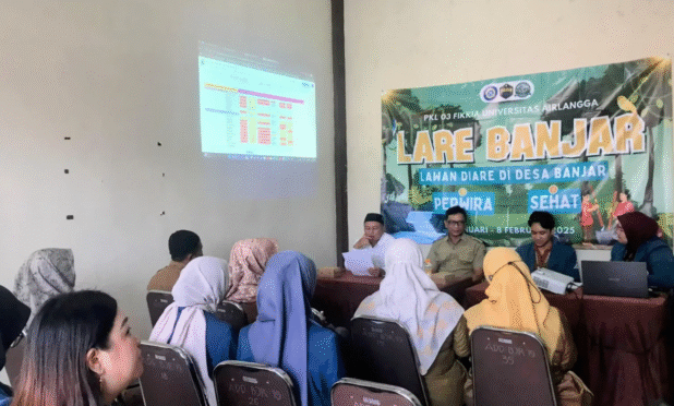 Mahasiswa UNAIR sosialisasikan sanitasi bersih di Desa Banjar.