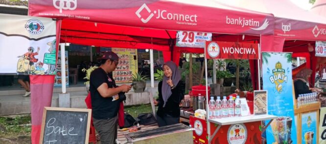 Pengunjung menikmati Banyuwangi Scooter Festival
