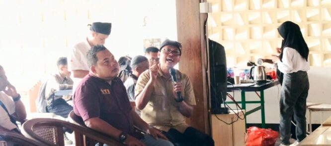 Budi, Ketua PWI Banyuwangi, berdiskusi tentang etika jurnalisme di era digital