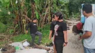 Petugas kepolisian mengamati TKP penemuan jenazah pria di lahan kosong Denpasar Barat.