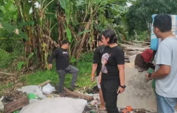 Petugas kepolisian mengamati TKP penemuan jenazah pria di lahan kosong Denpasar Barat.