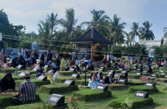 Warga melaksanakan ziarah akbar di TPU Taman Surga Banyuwangi