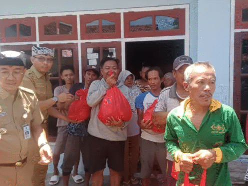 Petugas Dinsos Banyuwangi menyerahkan paket sembako ke warga terdampak banjir