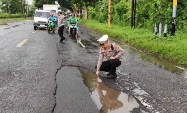 satlantas banyuwangi cek jalan raya yang rusak
