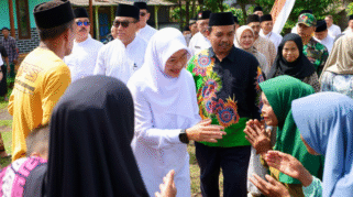 Bupati Banyuwangi Ipuk Fiestiandani menyerahkan dokumen kependudukan kepada warga Kampung Sumbernanas